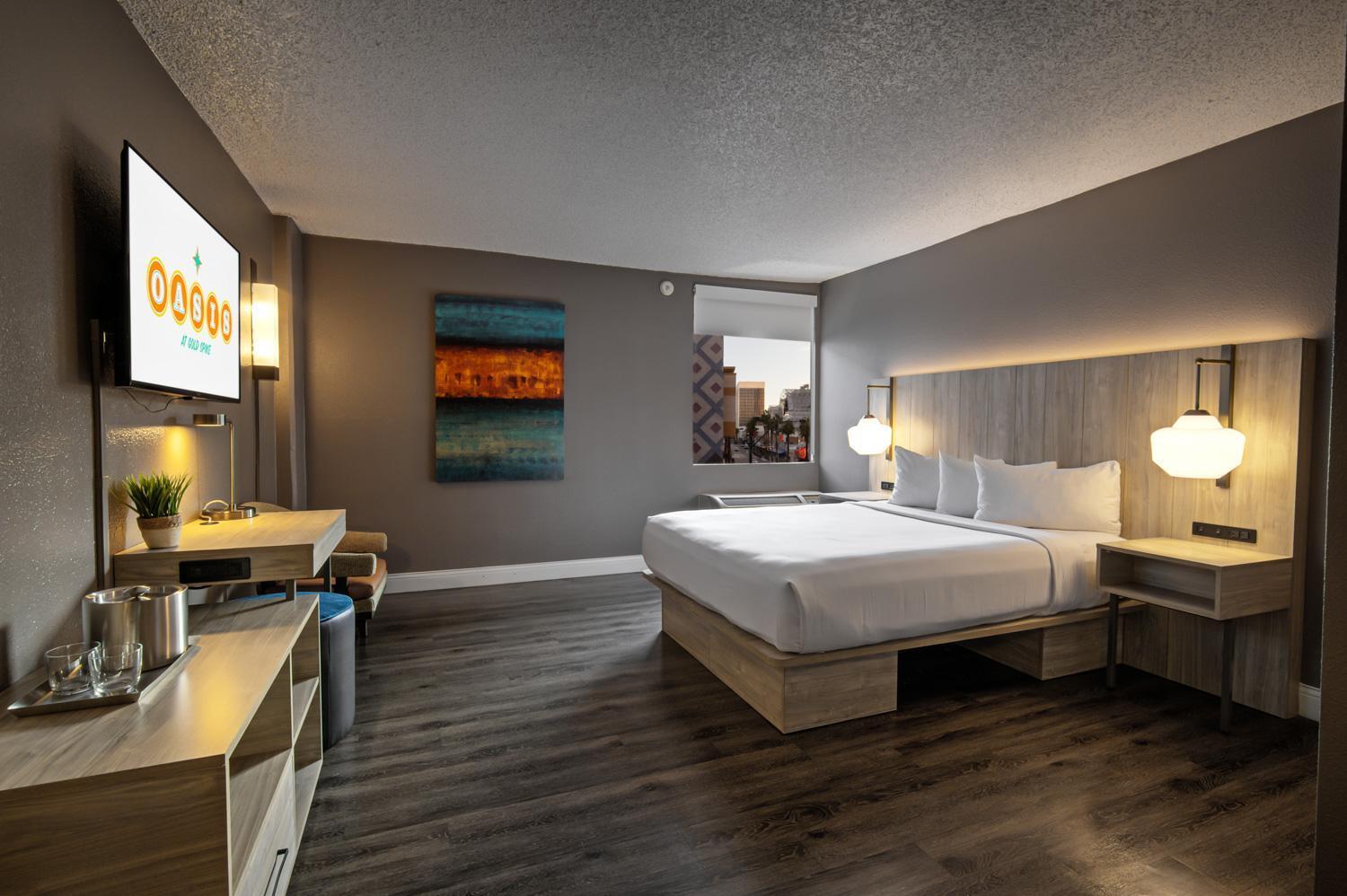 Gold Spike Queen (21 & Over),1499010094:JPEG